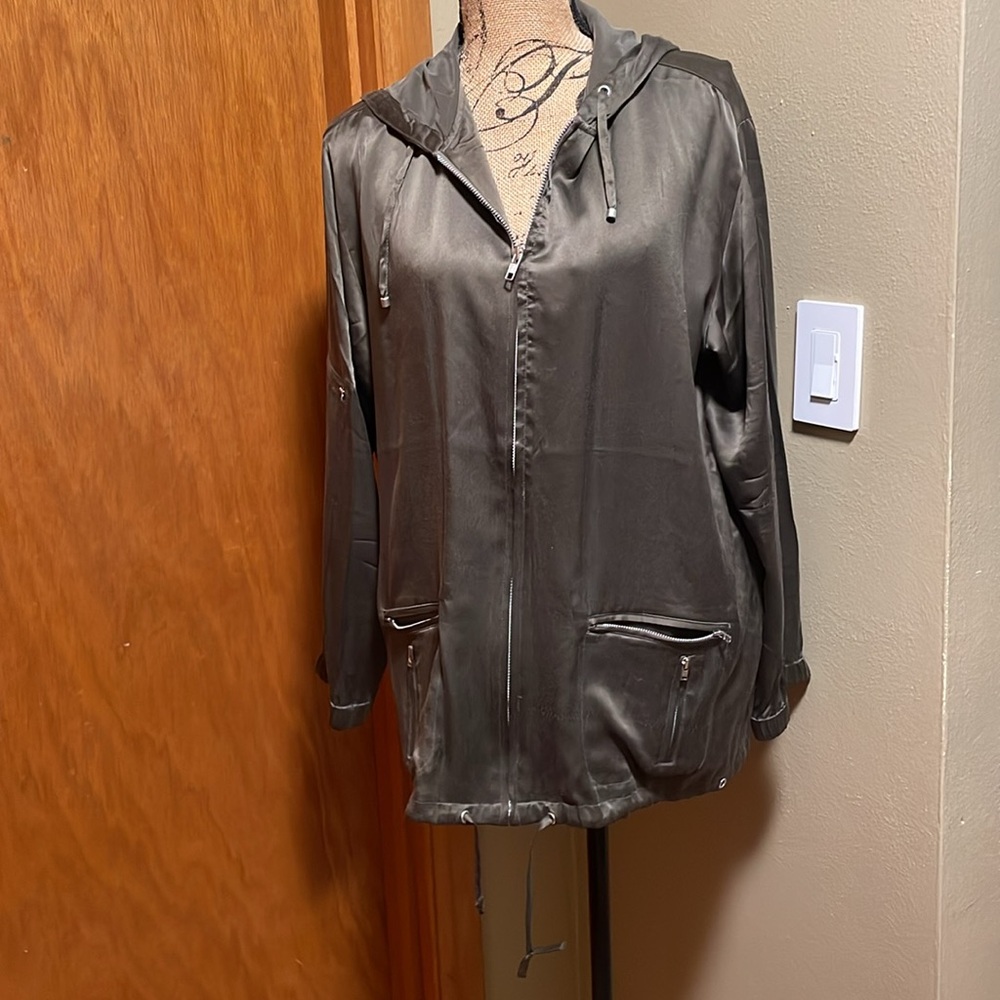 NWOT Chico's Design Silk Lounging Jacket  with 2 front pockets  Size 1/Medium/ 8